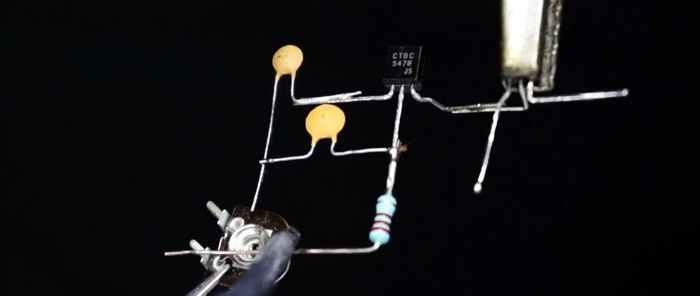 Cómo hacer un detector de metales muy sencillo usando 2 transistores