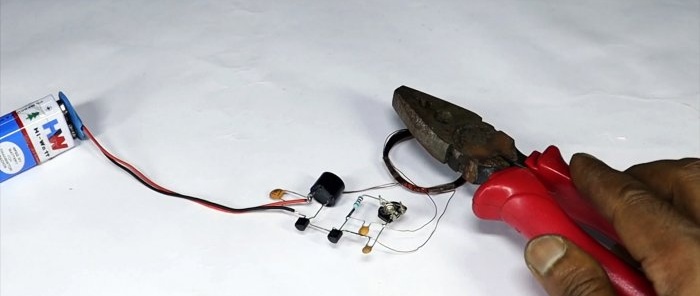 Kako napraviti vrlo jednostavan detektor metala pomoću 2 tranzistora