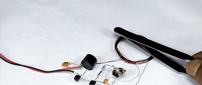 Jak vyrobit velmi jednoduchý detektor kovů pomocí 2 tranzistorů