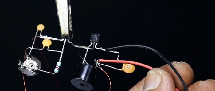 كيفية صنع جهاز كشف معادن بسيط للغاية باستخدام ترانزستورين