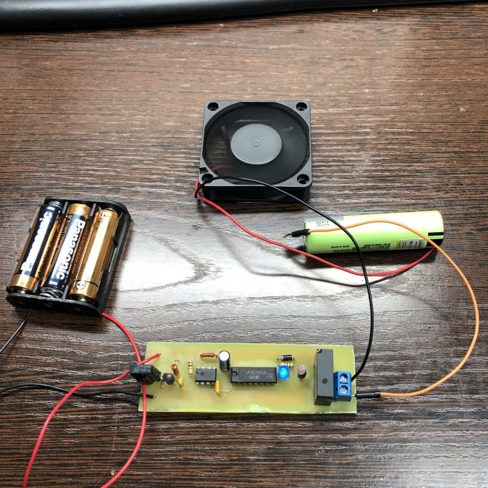 Come assemblare un circuito per controllare qualsiasi carico utilizzando un qualsiasi telecomando