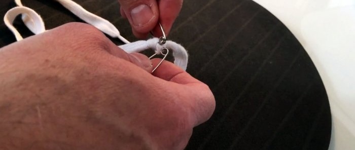 Hoe je gemakkelijk een strakke knoop van een veter of touw losmaakt