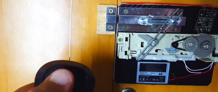 Kā izveidot elektronisku slēdzeni no DVD diskdziņa