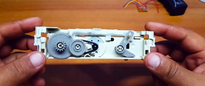 Hoe maak je een elektronisch slot van een dvd-station?