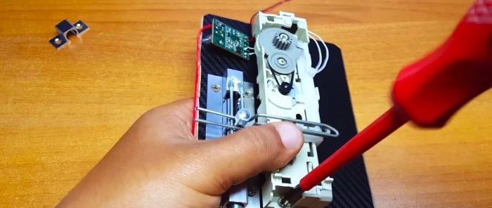 Paano gumawa ng electronic lock mula sa isang DVD drive