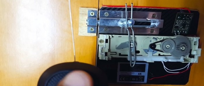 Hoe maak je een elektronisch slot van een dvd-station?