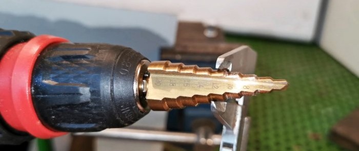 How to quickly install a threaded rivet without a rivet gun