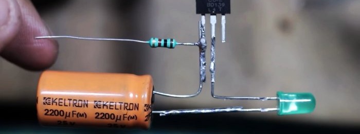 Tek bir transistör kullanarak güçlü bir LED flaş nasıl yapılır?
