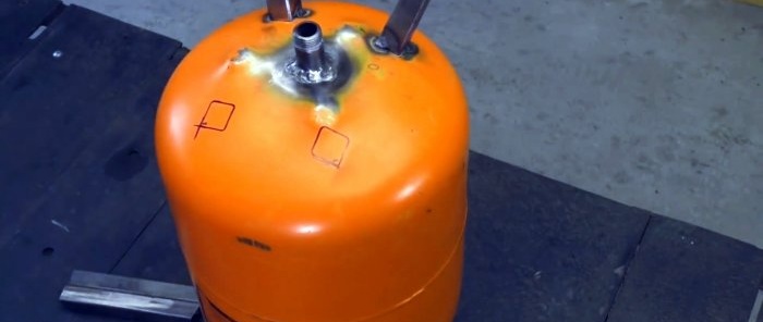 Instalación de chorro de arena a partir de una vela de automóvil y una pequeña bombona de gas.