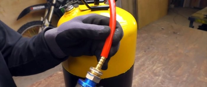 Smėliavimo įrengimas iš automobilinės žvakės ir mažo dujų balionėlio