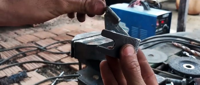 Comment fabriquer un loquet de portail automatique à partir de plusieurs pièces d'acier