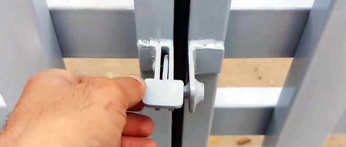 Comment fabriquer un loquet de portail automatique à partir de plusieurs pièces d'acier