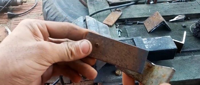 Jak vyrobit automatickou západku brány z několika kusů oceli
