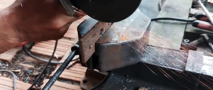 Cómo hacer un pestillo automático para puerta con varias piezas de acero.