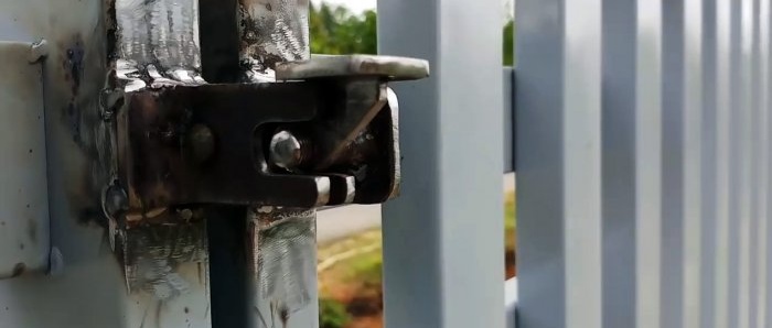 كيفية صنع مزلاج البوابة الأوتوماتيكية من عدة قطع من الفولاذ