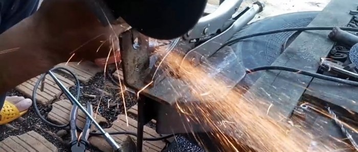 Cum se face un zăvor automat de poartă din mai multe bucăți de oțel