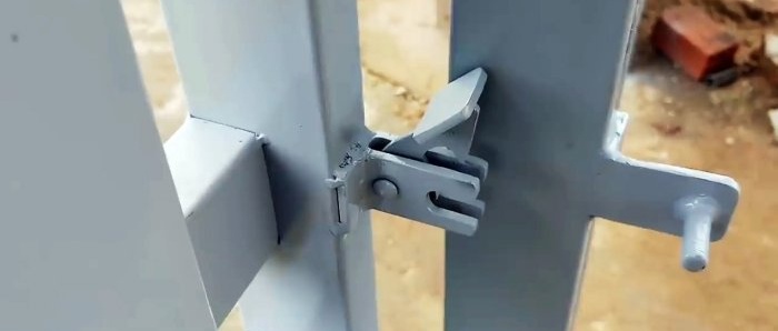 كيفية صنع مزلاج البوابة الأوتوماتيكية من عدة قطع من الفولاذ
