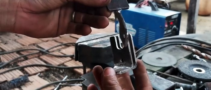 Hvordan lage en automatisk portlås fra flere stålstykker