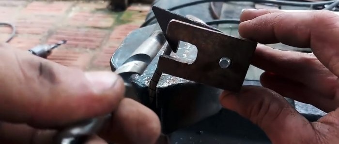Birkaç parça çelikten otomatik kapı mandalı nasıl yapılır