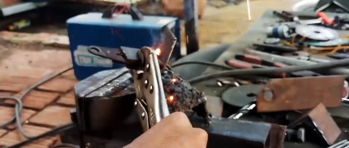 Sådan laver du en automatisk portlås af flere stykker stål