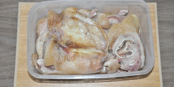 Költségvetési finomság Hogyan készítsünk márványos húsdarabokat csirke- és disznófülből
