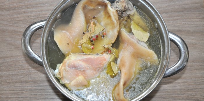 حساسية الميزانية كيفية طهي قطع اللحم الرخامي من آذان الدجاج والخنازير
