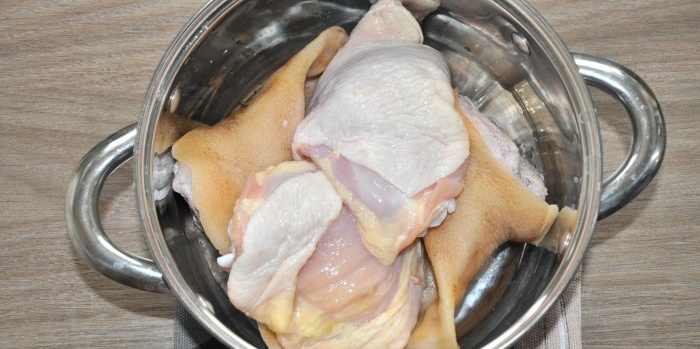 Délice économique Comment faire cuire des coupes de viande marbrées à partir d'oreilles de poulet et de porc
