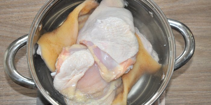 Prelibatezza economica Come cucinare tagli di carne marmorizzata da orecchie di pollo e maiale