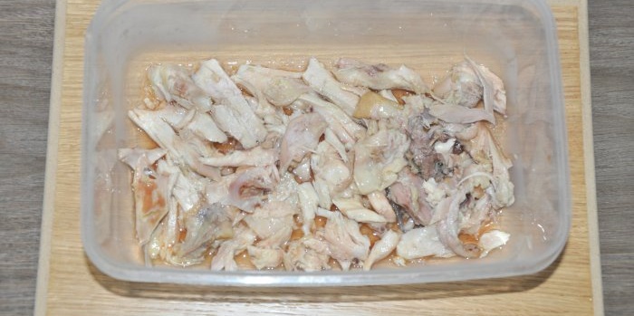 Budgetdelicatesse Hoe gemarmerd vlees van kippen- en varkensoren te bereiden