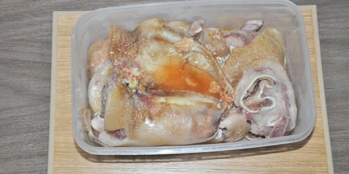 Budgetdelicatesse Hoe gemarmerd vlees van kippen- en varkensoren te bereiden