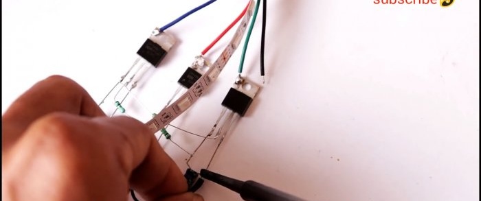 Kako sastaviti kontroler za prebacivanje RGB trake bez mikro krugova pomoću tri tranzistora