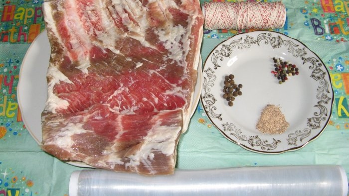 За оне који су тек почели да се баве деликатесним месом, како да направите ролницу са свињским трбухом.