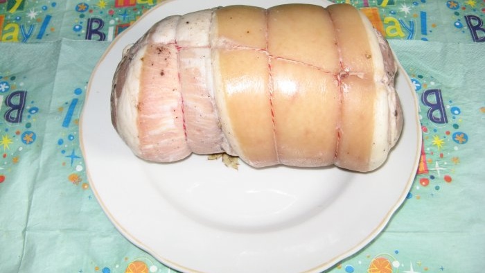 За тези, които са нови за деликатеси, как да направите руло от свинско коремче.