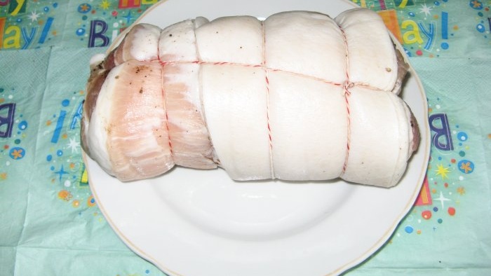 За тези, които са нови за деликатеси, как да направите руло от свинско коремче.