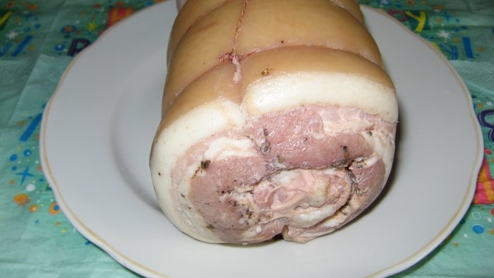 Za one koji se tek upoznaju s mesnim delikatesama, kako napraviti roladu od svinjske potrbušine.