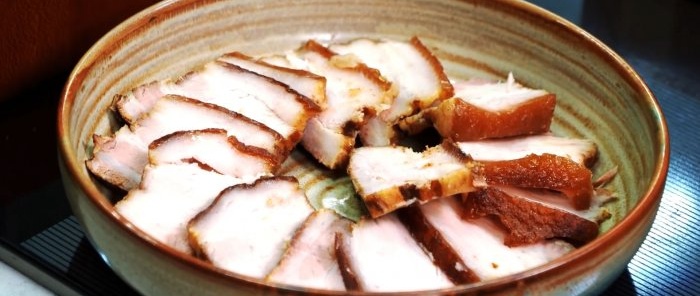 Çin tarzında domuz yağı hızla pişirmenin sıcak bir yolu