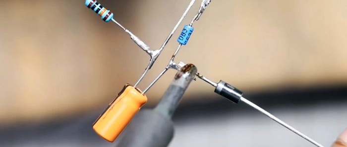 Cómo hacer una luz intermitente sencilla de 220 V a partir de una lámpara de bajo consumo sin transistores