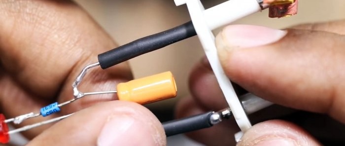 Cómo hacer una luz intermitente sencilla de 220 V a partir de una lámpara de bajo consumo sin transistores