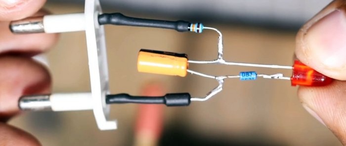 Sådan laver du et simpelt 220V blinklys fra en energibesparende lampe uden transistorer