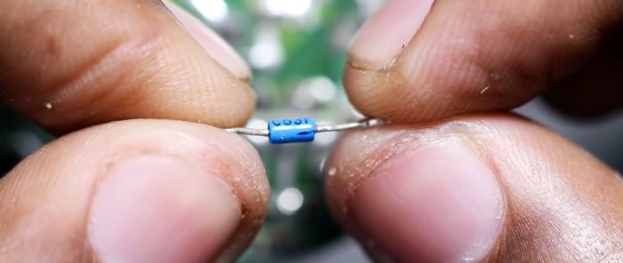 Wie man aus einer Energiesparlampe ohne Transistoren einen einfachen 220V-Blinker macht