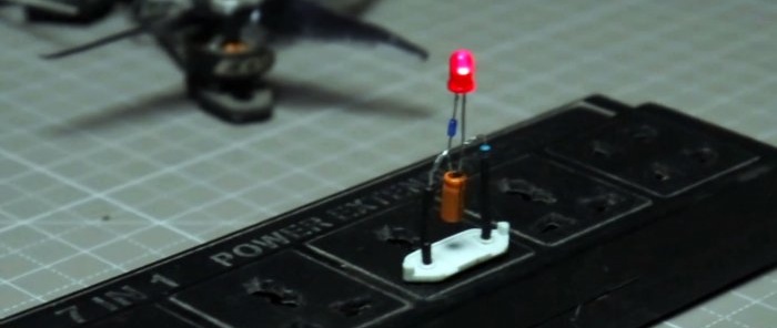 كيفية صنع فلاشة بسيطة 220 فولت من مصباح موفر للطاقة بدون ترانزستورات