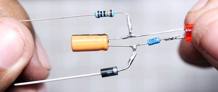 Како направити једноставну бљескалицу од 220В од штедљиве лампе без транзистора