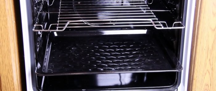 Paano linisin ang isang baking sheet at oven mula sa mga deposito ng carbon nang walang mga komersyal na kemikal