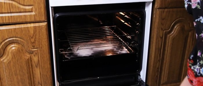 Hogyan tisztítsuk meg a sütőlapot és a sütőt a szénlerakódásoktól kereskedelmi vegyszerek nélkül
