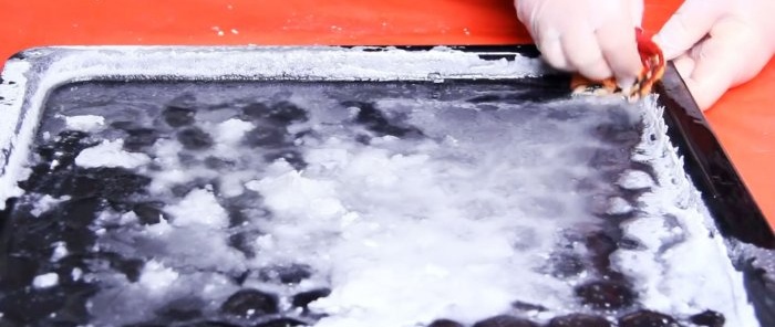 Πώς να καθαρίσετε ένα φύλλο ψησίματος και φούρνο από εναποθέσεις άνθρακα χωρίς εμπορικά χημικά