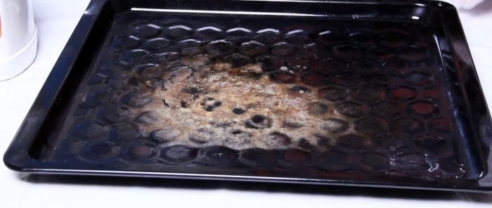 Как да почистите тава за печене и фурна от въглеродни отлагания без търговски химикали