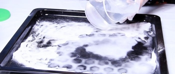Как да почистите тава за печене и фурна от въглеродни отлагания без търговски химикали