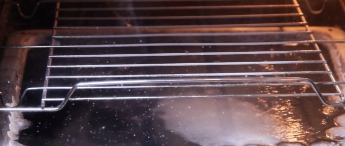 Paano linisin ang isang baking sheet at oven mula sa mga deposito ng carbon nang walang mga komersyal na kemikal