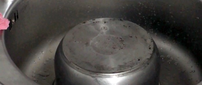 Com netejar el fons d'una olla o paella dels dipòsits de carboni sense esforç