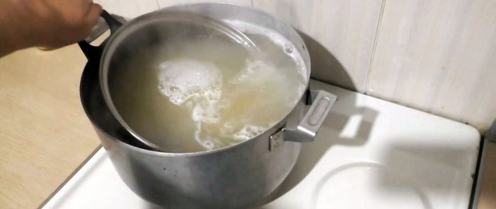 Zo reinig je moeiteloos de bodem van een pot of braadpan van koolstofaanslag